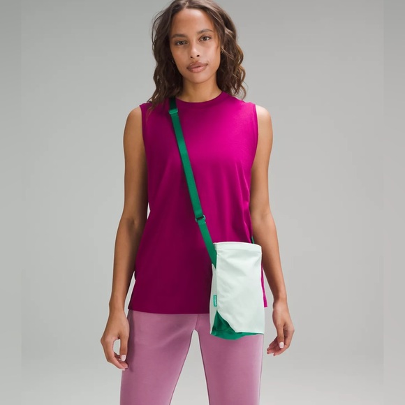 Lululemon Water Bottle Crossbody Bag 2.5L- Mint Moment/Emerald Ice - Picture 5 of 8